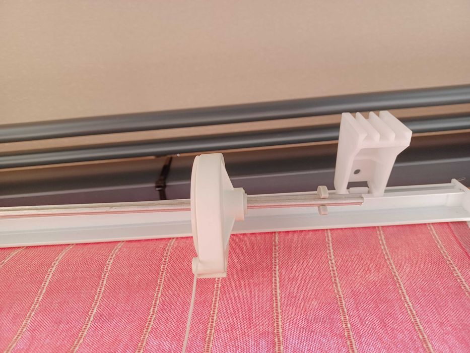 Cortina de rolo, na cor rosa