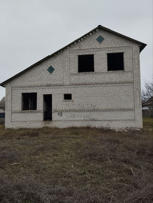 Ділянка з недобудованим будинком