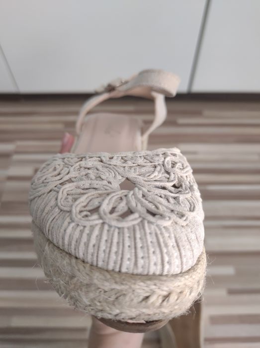Buty na koturnie