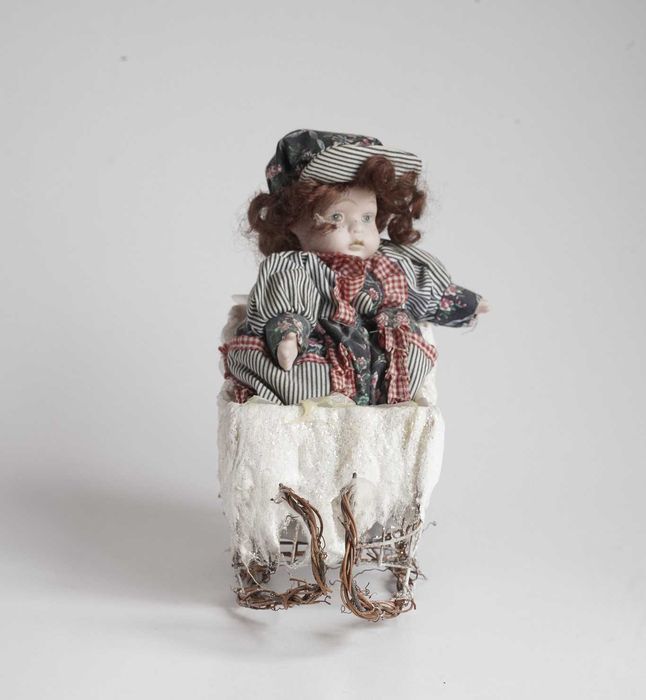 Várias bonecas em porcelana