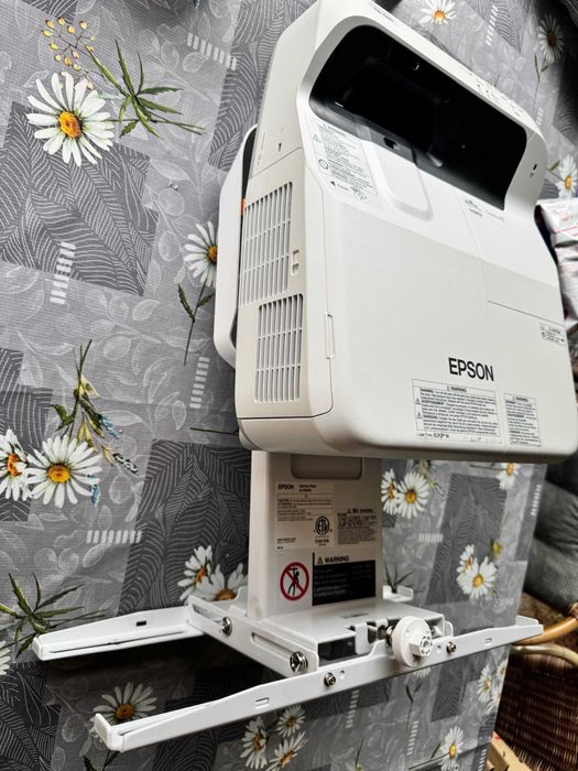 Projektor Epson EB-680 z uchwytem ściennym  430 godzin!!!