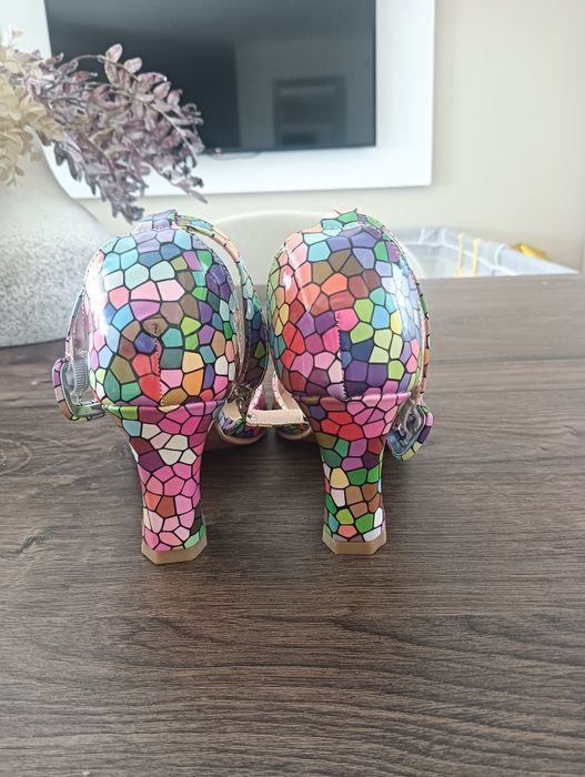 Vendo 2 pares de sapatos novos por apenas 15€