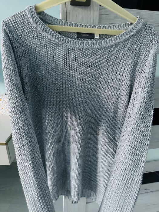 Sweterek ze srebrną nicią