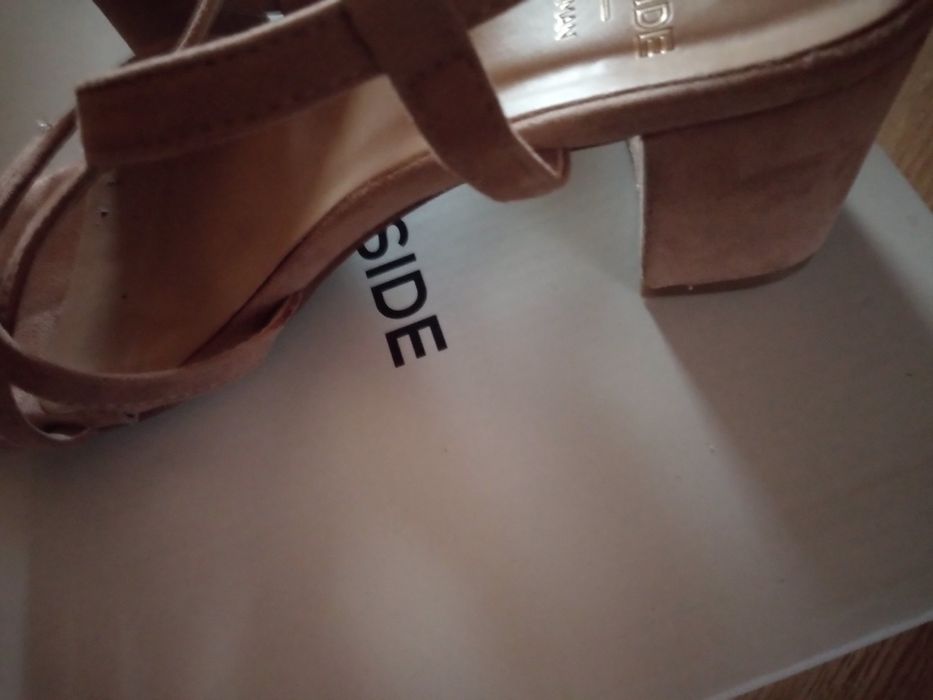 Sandália muito  elegante nude