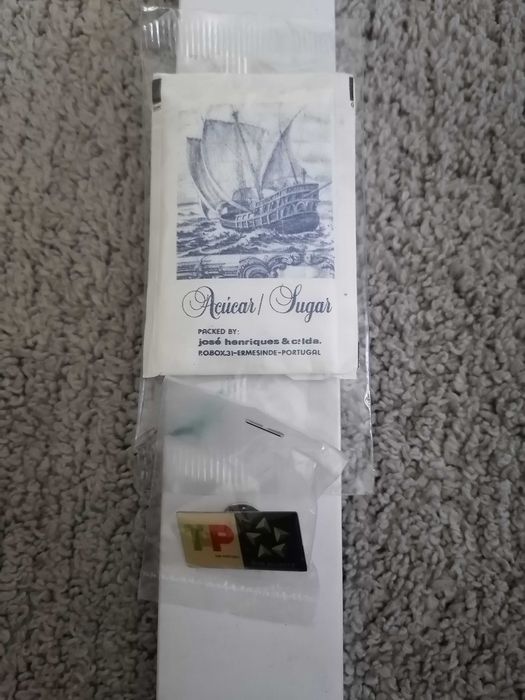 Pin e pacotes de açucar da TAP