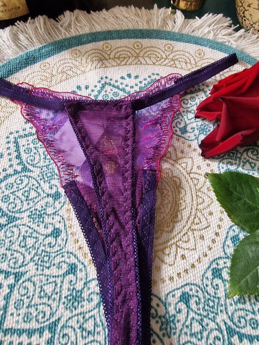 Seksowne koronkowe stringi z motylkiem.