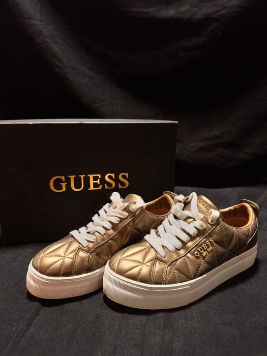 Оригінальні кросівки Guess