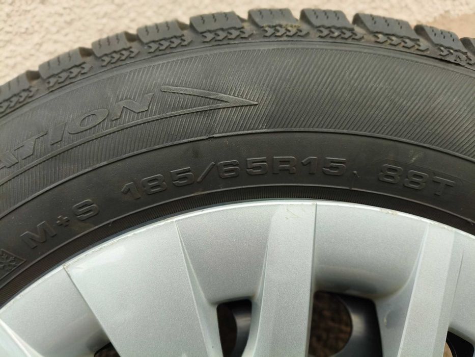 Koła zimowe Toyota Yaris z czujnikami kołpaki