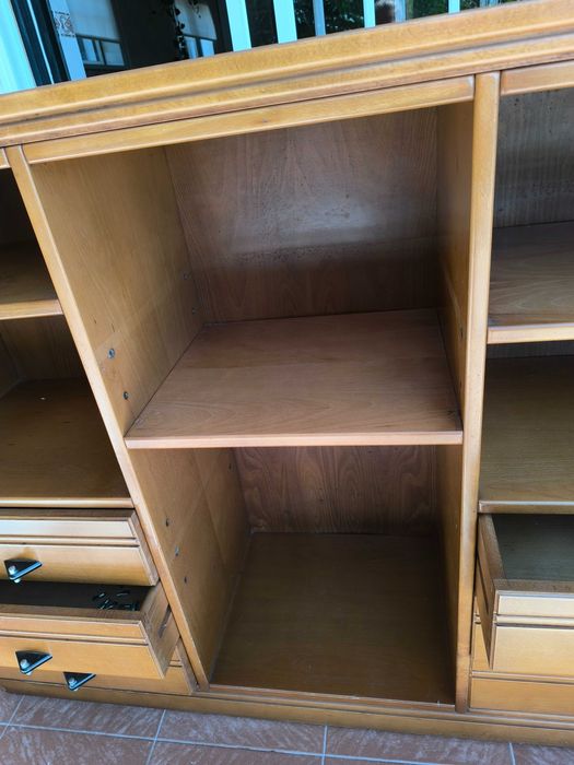 Aparador com gavetas e prateleiras mt bom estado