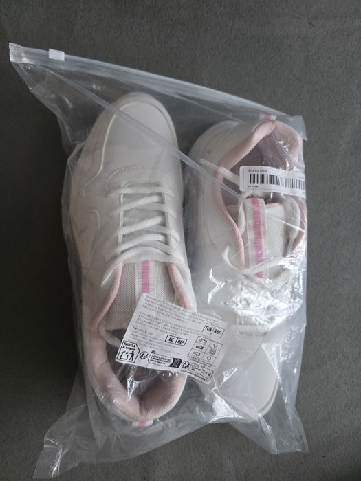 Nowe białe buty z różowymi detalami – Rozmiar 43 – Lekkie i stylowe