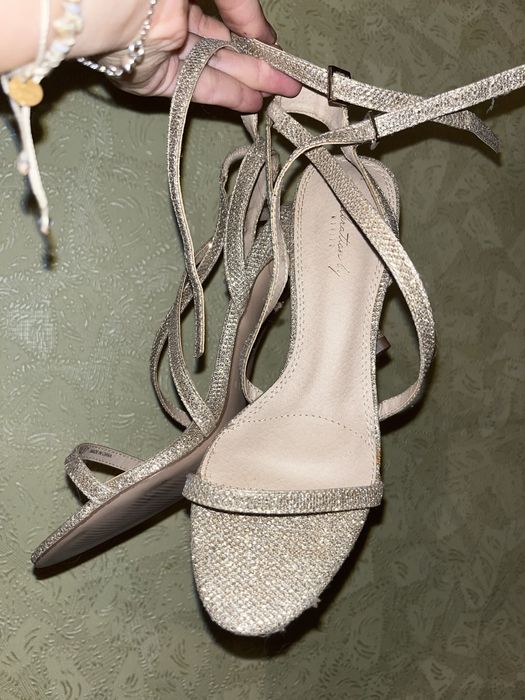 Босоніжки на каблуку 7см 37розмір блискучі в ідеальному стані