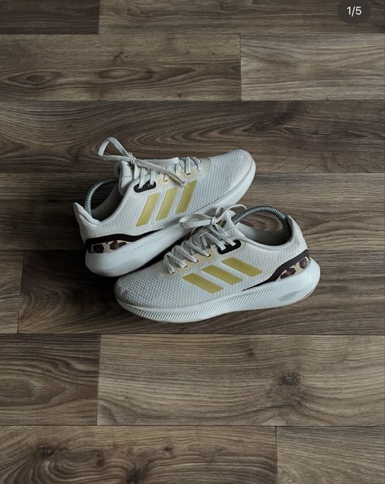 Кросівки adidas.