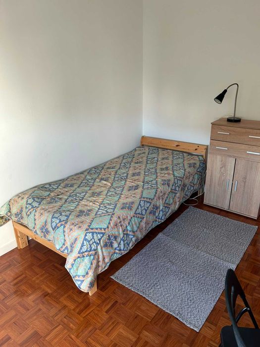 Quarto para arrendar com boa localização e boas condições