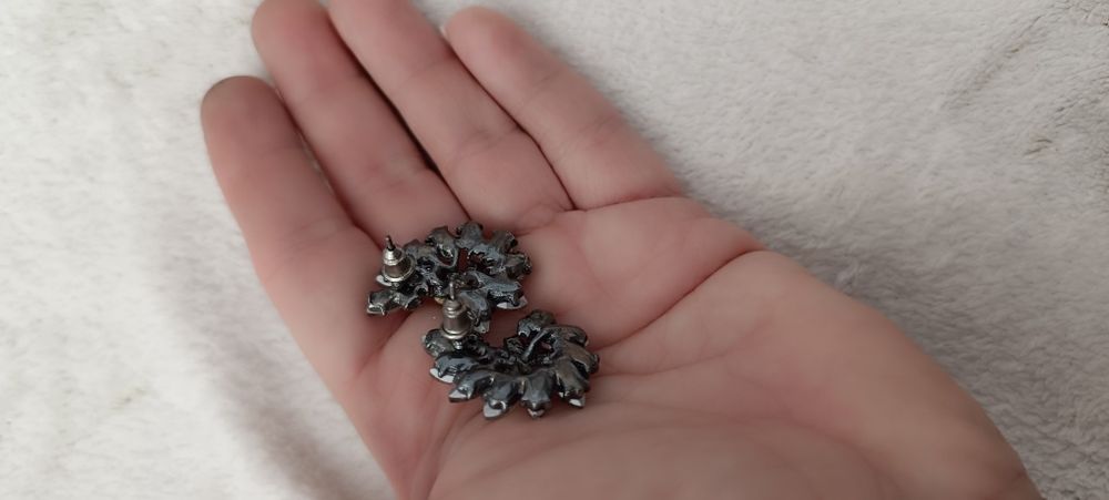 Par de brincos com brilhantes. Usados