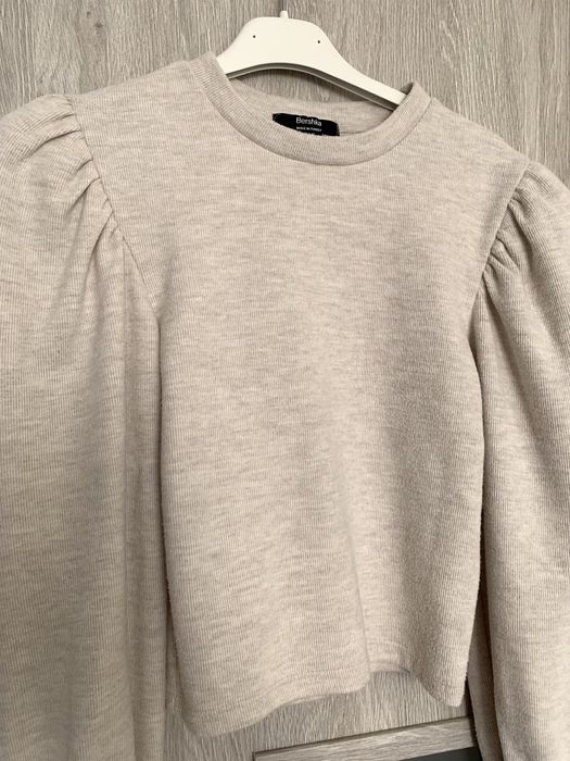 Bershka beżowy sweterek z bufiastymi rękawami z perełkami S