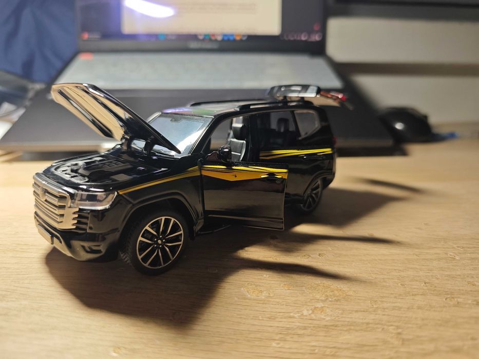 1/32 Miniatura Toyota Land Cruiser LC300