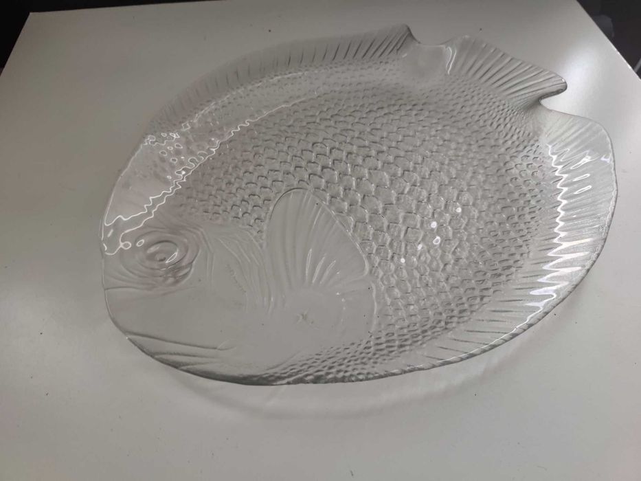 prato de vidro em forma de peixe