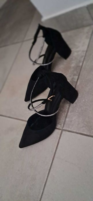 Sapatos elegantes de senhora. Confortáveis