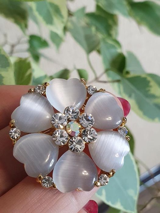 красива вінтажна золотиста брошка з перламутром і камінням Swarovski