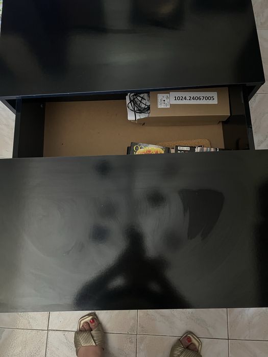 Mesa preta com abertura