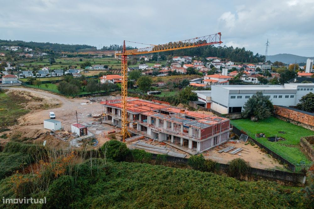 Apartamento T3 em fase de construção, c/ 3 frentes e garagem fechada