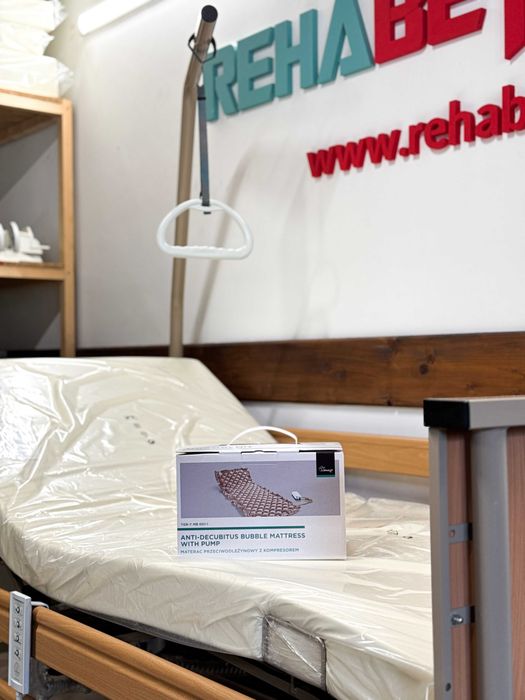 Łóżko rehabilitacyjne medycze Vermeiren + materace + stolik