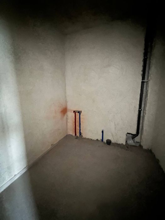 Продаж котеджів з приватним басейном у місті, біля лісу