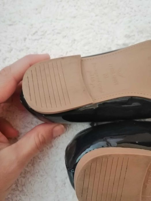 Sapatos de verniz azul marinho de menina