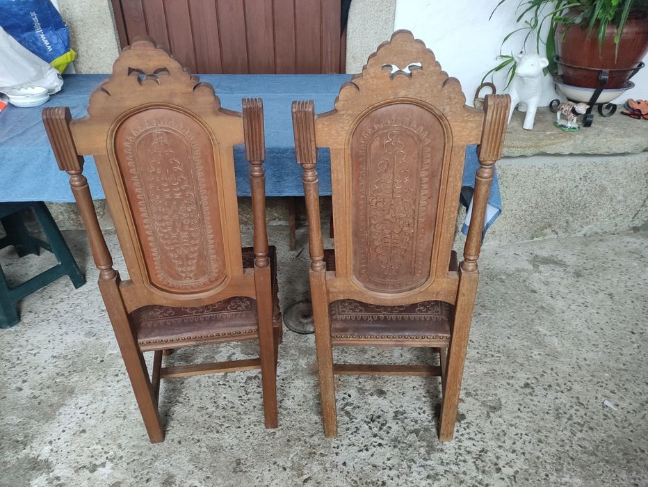 Cadeiras em madeira maciça