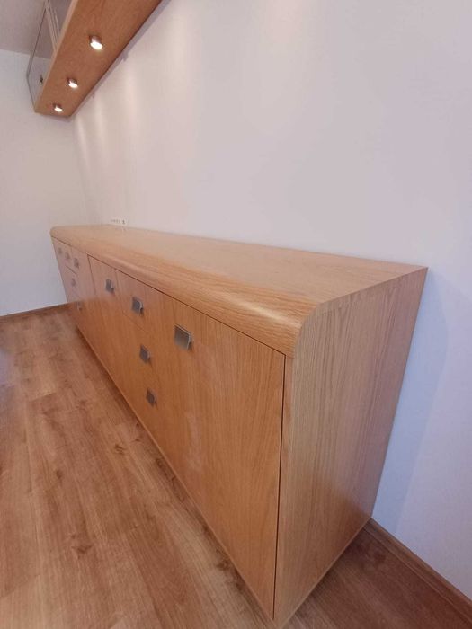 Komoda w okleinie naturalnej z elementami giętymi, fornirowana