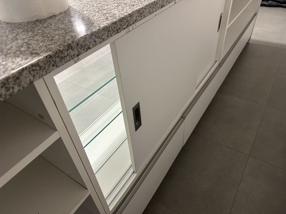 Balcão proveniente de espaço comercial.