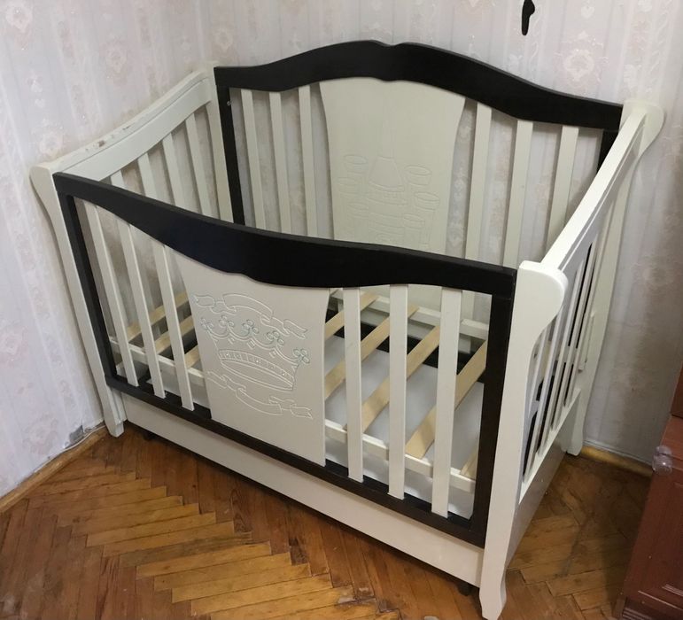 Дитяче ліжко з маятником