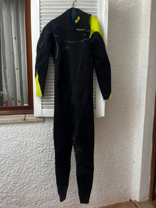 Fato de surf médio pouco uso