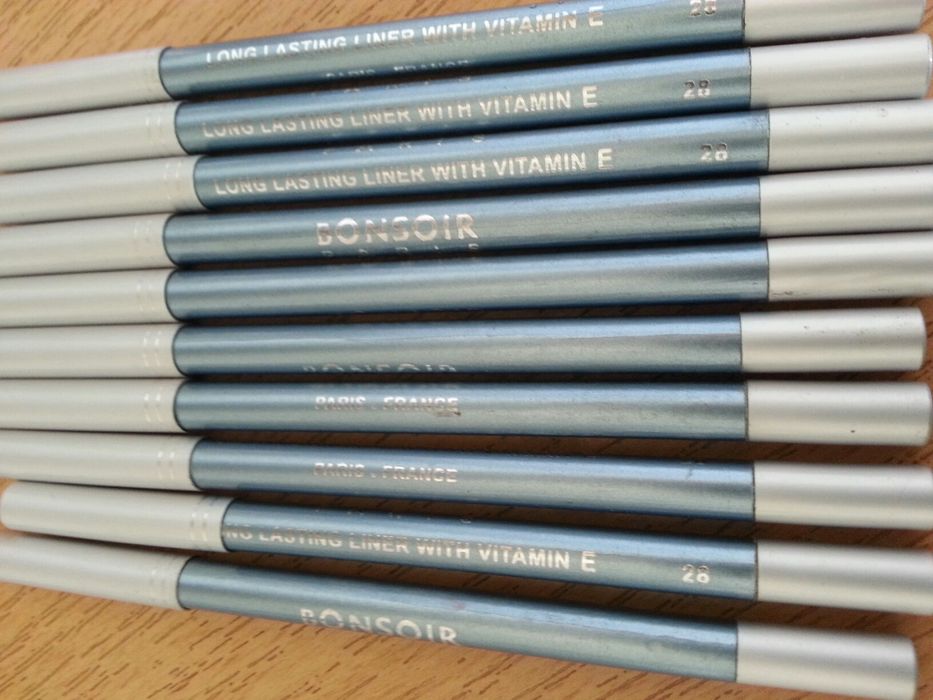 Продам косметические карандаши для губ и глаз.