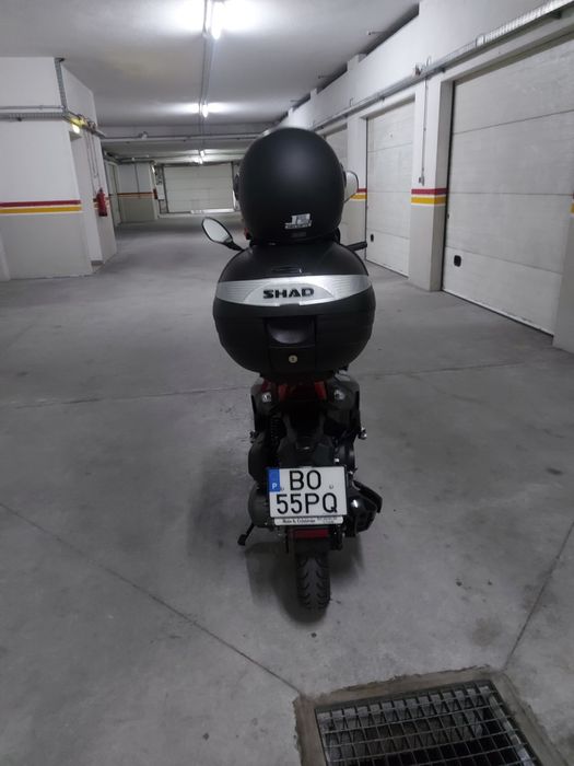 Kinko 125cv como nova , conta com 700kms , vai incluido capacete luvas e caixa rigida na traseira ,