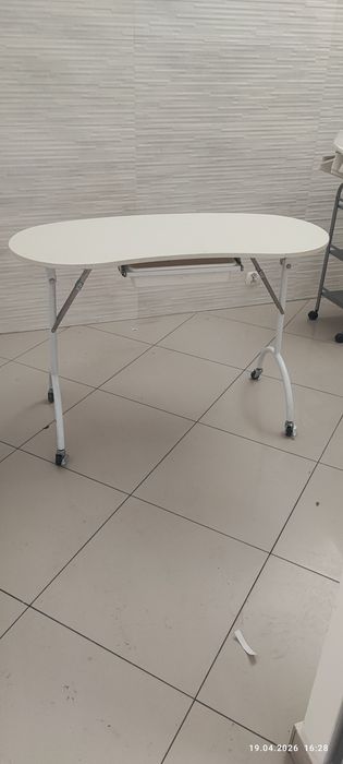 Stolik mobilny do manicure