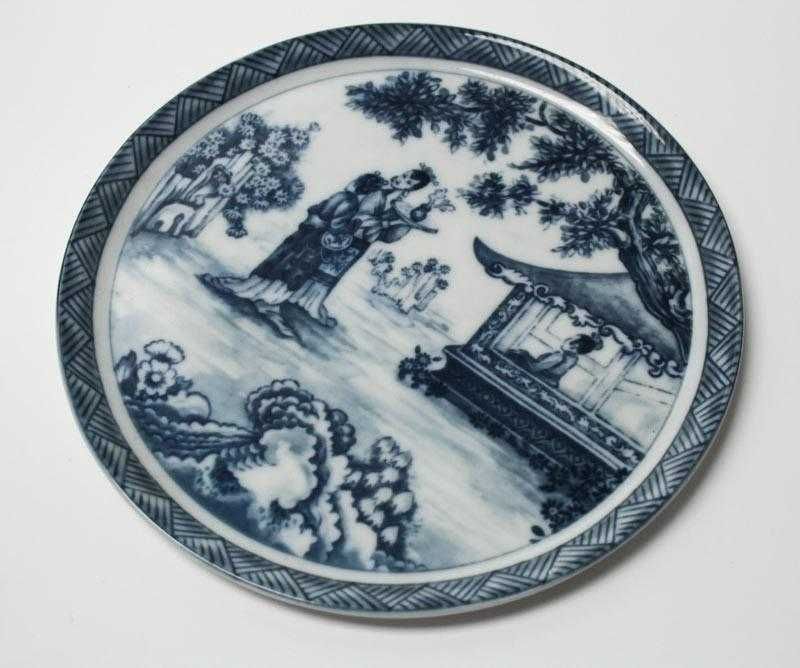 Excepcional prato em porcelana Vista Alegre Azul e Branco Oriental