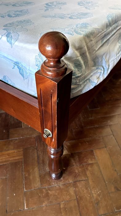 Cama de solteiro em madeira