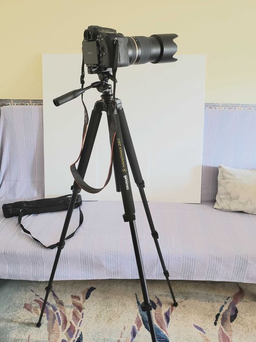 Tripé para equipamento fotográfico ou de vídeo, ou para smartphone.