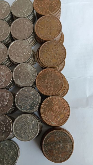 Lote com 325 moedas de 50 cent. 2,50 e 5 esc.