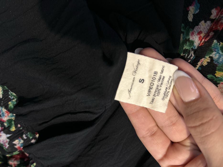 Sukienka American Vintage kwiaty S taliowana boho 36 z dekoltem czarna