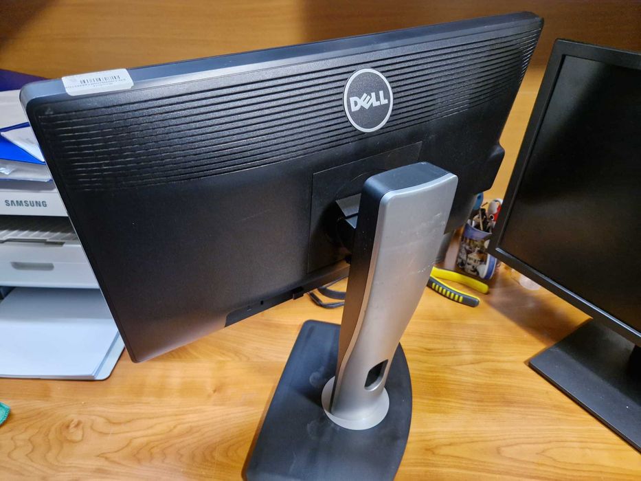Monitor Dell CN-0W5HWR  3 SZT  w dobrym stanie