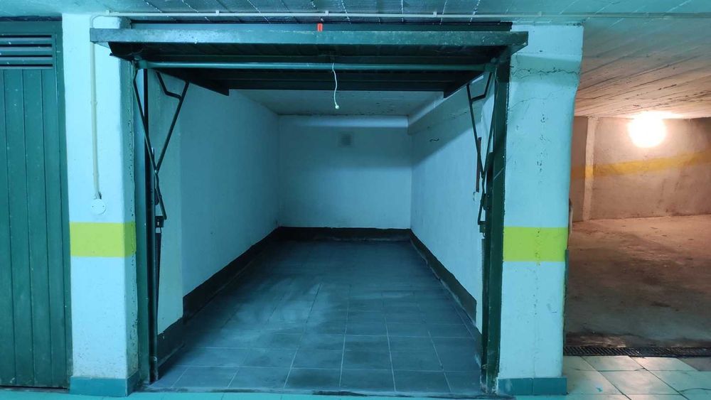 Arrendo Garagem (BOX) 14m2 - Rio de Mouro