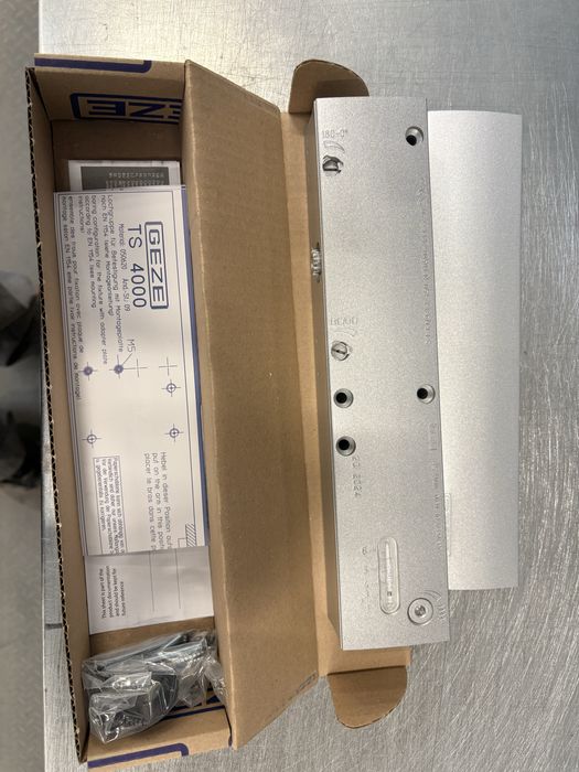 Samozamykacz GEZE TS 4000 z ramieniem srebrny