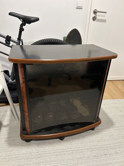 Móvel de TV de madeira e vidro