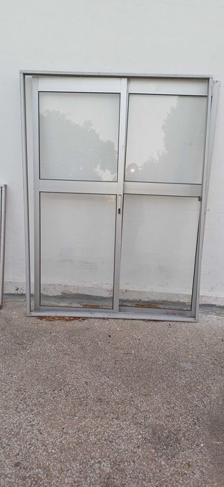 Janelas e portas de alumínio em bom estado