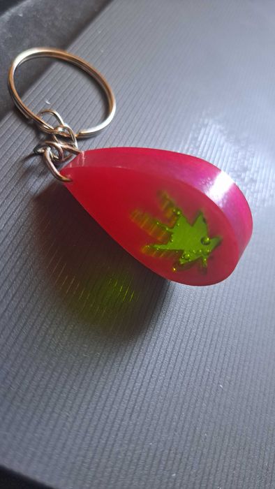 Handmade Breloczek czerwony z symbolem konopi