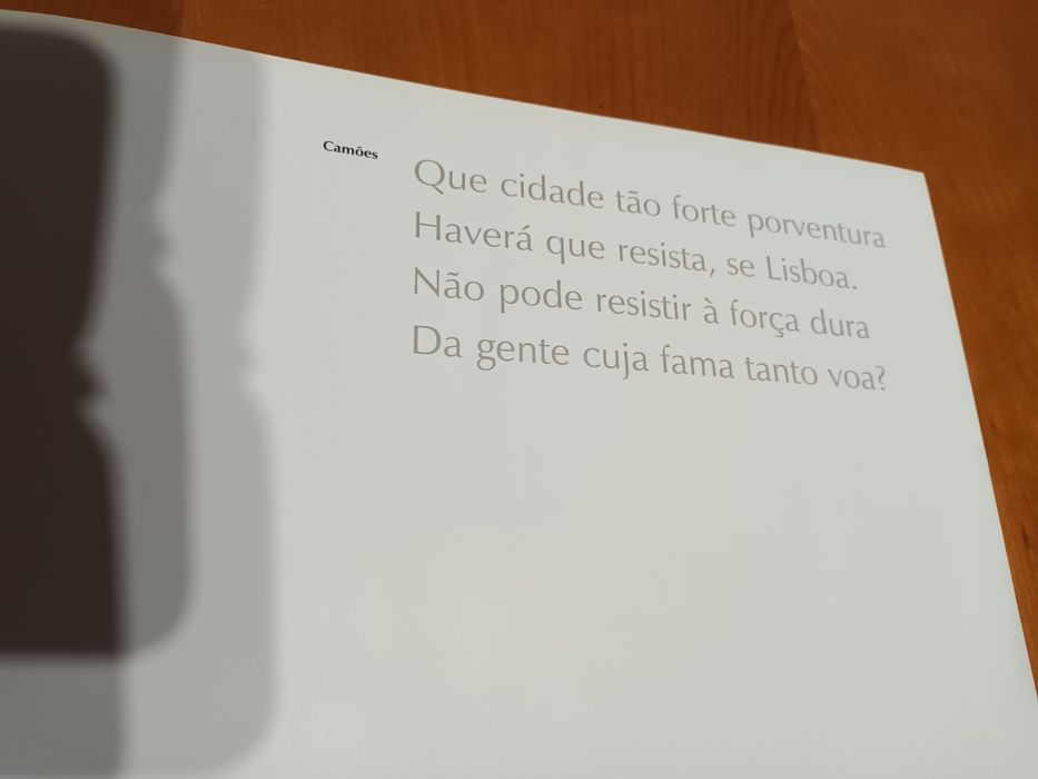 Interessante exemplar de Eduardo Gageiro " Lisboa no cais da memória "