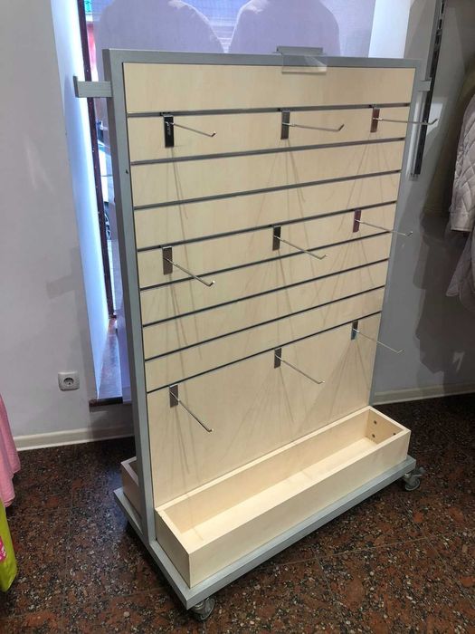 Манекени жіночі  ,чоловічі ( вживані ) та інше торгівельне обладнання