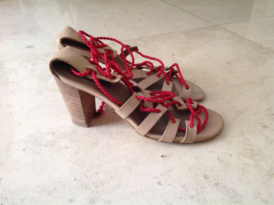 Sandálias vermelhas n 39